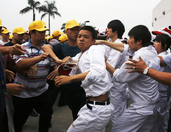 Instead of helping them, the unionists attack the striking workers.
