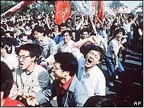北京學生在天安門附近遊行抗議(4/5/1989)  