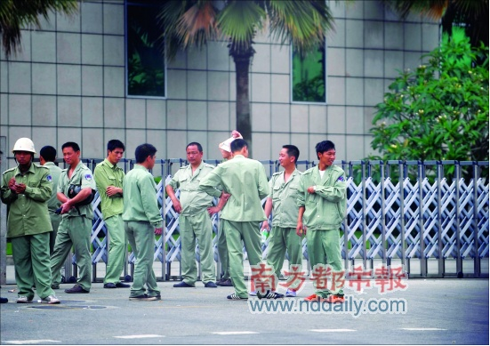 工廠工人在廠門口附近散步
