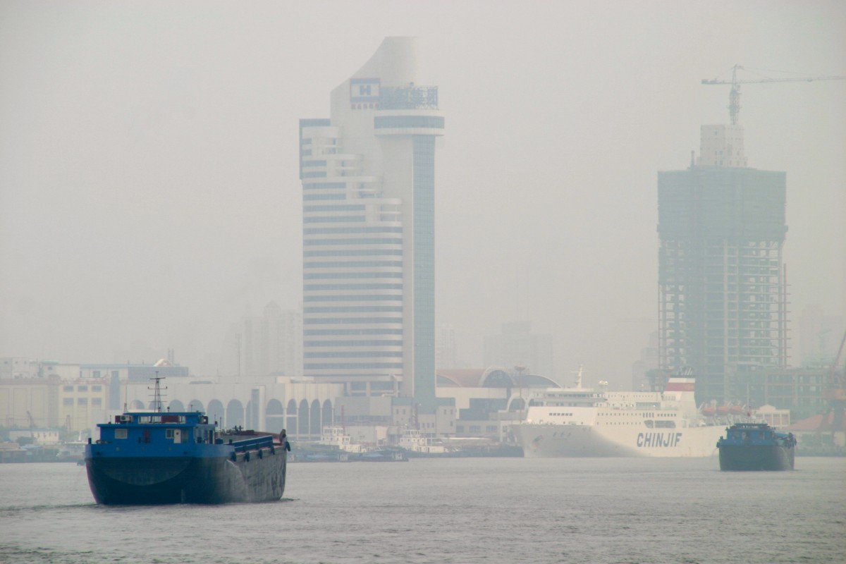 fog_shanghai_boats_smog_river_skyscraper_china_asia