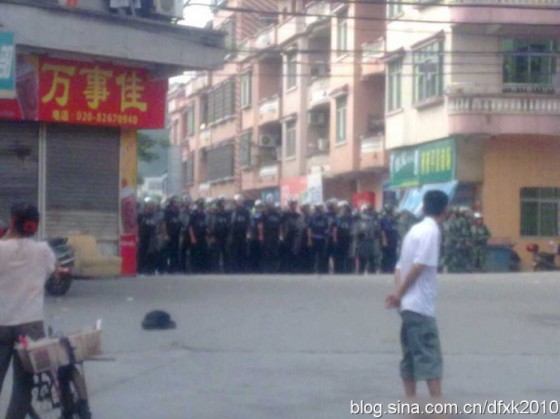 Picture of conflict between the police and citizens in Zengcheng