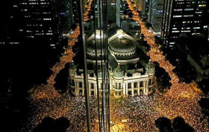 OLHO DA RUA / MANCHETEEssa é o tipo de foto que vale por mil palavras, dispensa legenda!FOTO: FABIO MOTTA / AGÊNCIA ESTADO / RJ